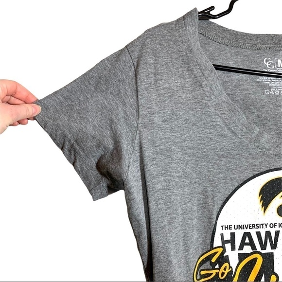 University of Iowa Hawkeyes Short Sleeve V-Neck Graphic T-Shirt Size Medium - Picture 3 of 13
